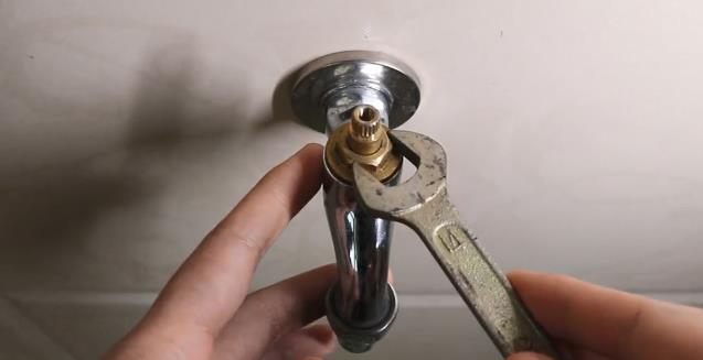 水龍頭滴水怎么處理？看步驟圖跟著老師傅一步步操作一下吧！