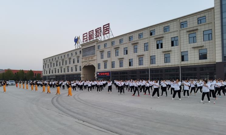 勝管曹縣運(yùn)營(yíng)中心為弘揚(yáng)全民健身運(yùn)動(dòng)，竟組建了一支“400人舞團(tuán)”